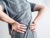 اگر کمر درد داریم روی زمین بخوابیم یا نه؟