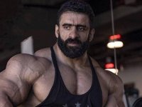 فتوشاپ ناشیانه هادی چوپان در کنار عقاب ایران + عکس