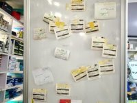 دیوار مهربانی در یک داروخانه که اشک هر مخاطبی را درمی‌آورد+ عکس