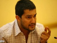 پریدن حامد بهداد روی میز در نشست خبری+ عکس