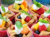 نان‌های فنجانی با میوه و ماست