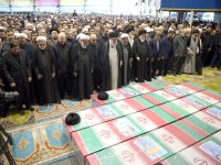 رهبر انقلاب بر پیکر شهدای خدمت نماز اقامه کردند