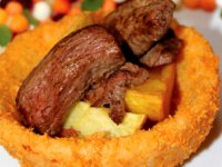 خوراک گوشت درکاسه‌های پنیری