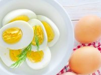 ۲ روش متفاوت برای آب پز کردن تخم مرغ