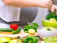 تغذیه زنان در دوران بارداری چگونه باید باشد؟
