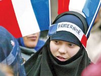 یک روزنامه‌نگار محجبه مراکشی قانون منع حجاب در فرانسه را به چالش کشید