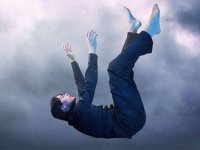 چرا در خواب حس سقوط به شما دست میدهد؛ پزشکان توضیح میدهند