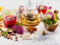 بهترین دمنوش‌های طبیعی برای تسریع حرکات روده و درمان یبوست