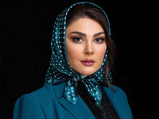 فوتوشوت شیک و کلاسیک با روسری خال‌خالی