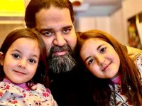 همخوانی احساسی رضا صادقی با دخترش ویانا