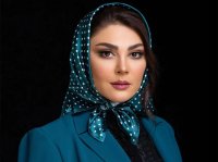 فوتوشوت شیک و کلاسیک با روسری خال‌خالی