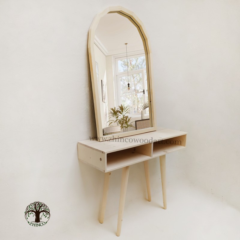 قاب آینه و میز چوبی