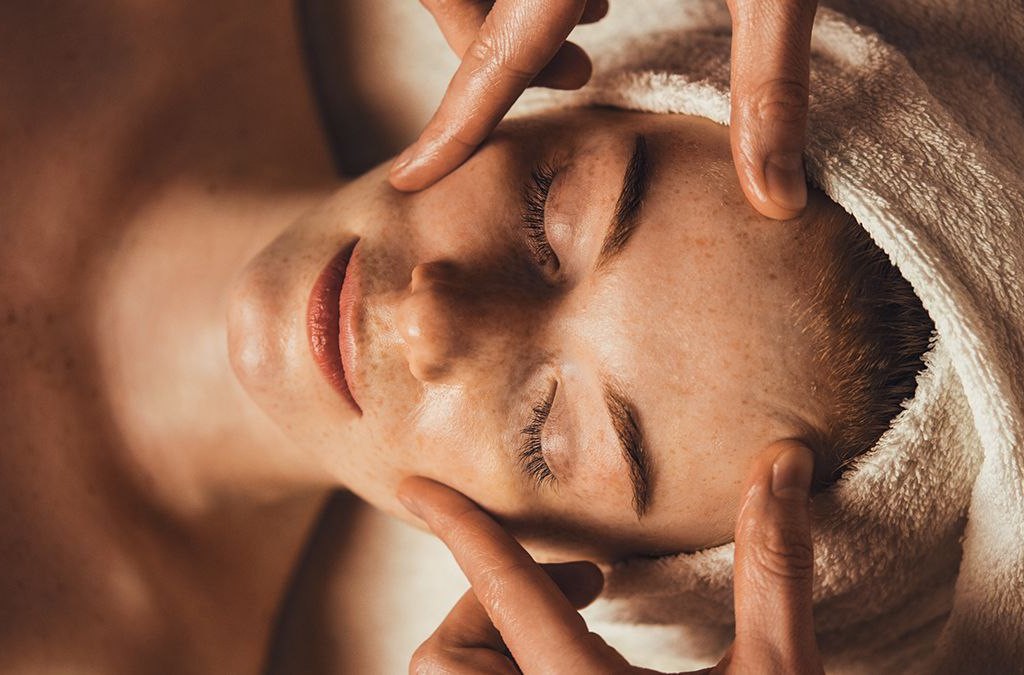 راهنمای کامل تپینگ صورت: چگونه با این تکنیک پوست خود را شاداب‌تر کنید