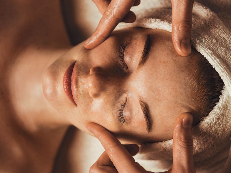 راهنمای کامل تپینگ صورت: چگونه با این تکنیک پوست خود را شاداب‌تر کنید