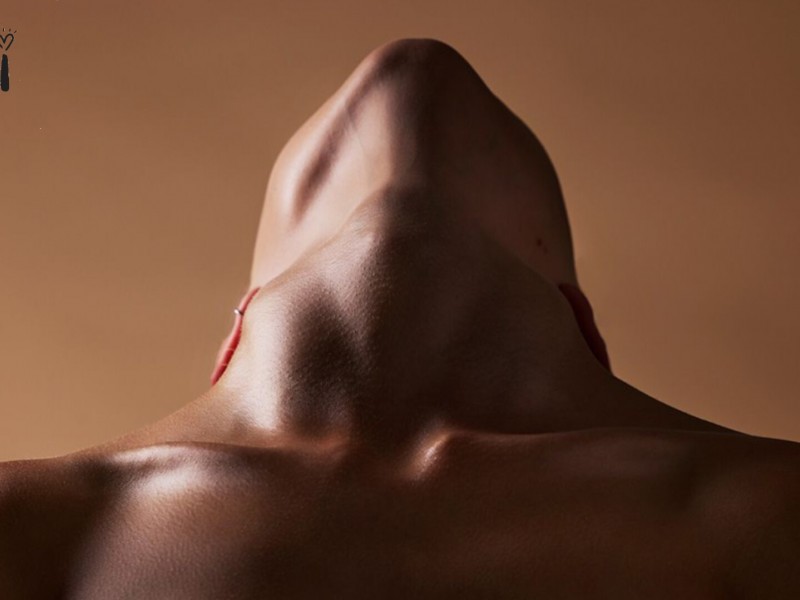 چرا گردن سریع‌تر از صورت پیر می‌شود و چگونه از آن مراقبت کنیم؟