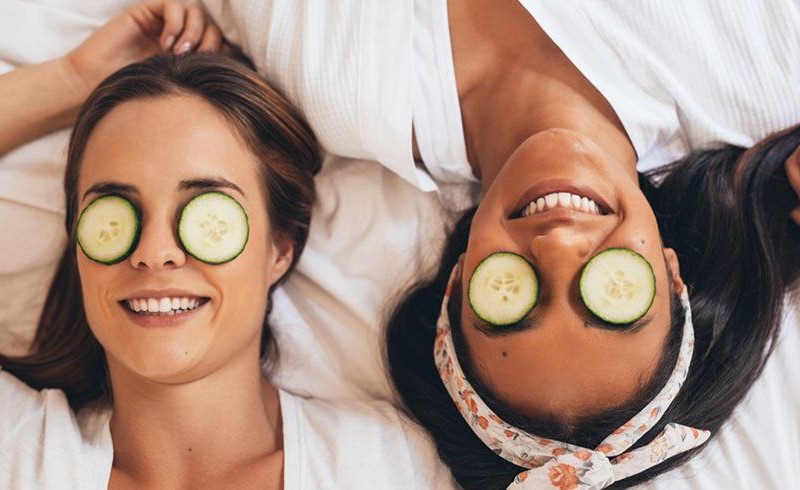 ۲۷ روش برای از بین بردن تیرگی و پف زیر چشم