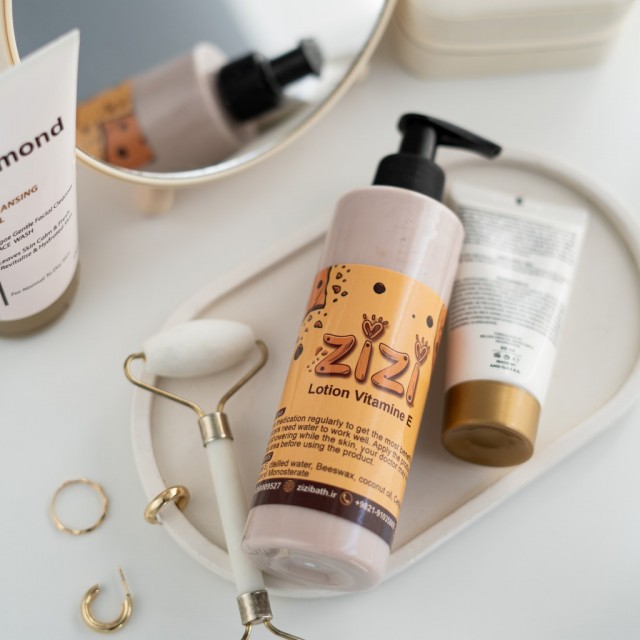 لوسیون ویتامین E  با رایحه کوکی زی زی ۲۵۰  میلی لیتر