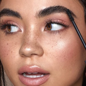 چگونه ابروهای خود را پرتر کنیم؟ راهنمای کامل برای داشتن ابروهای پر و زیبا (مطلب)