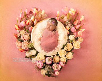عکس نوزاد در قلب گل  صوزتی