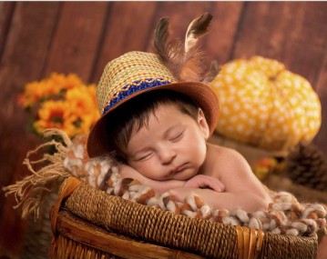 عکس خواب نوزاد در تم گرم پاییز