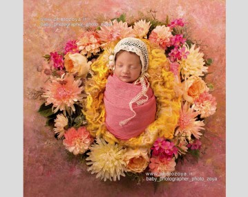 عکس نوزاد دختر در  تم حلقه گل اتلیه 