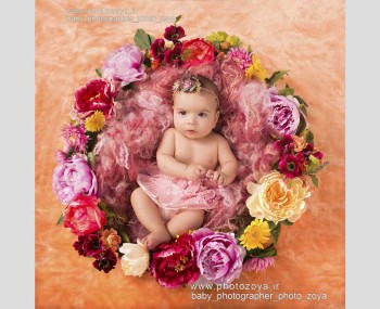 عکس کودک  در تم حلقه گل صورتی پر رنگ