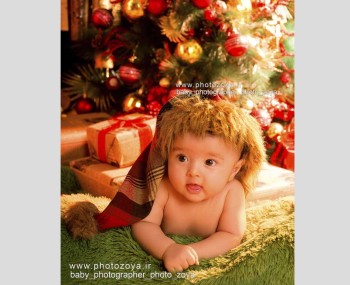 عکس کودک با تم کریسمس قرمز