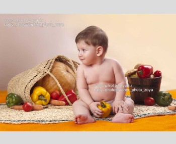 عکس کودک در تم میوه و سبزیجات