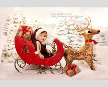 عکس کودک با تم سورتمه کریسمس قرمز