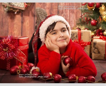 عکس کودک با دکور کریسمس قرمز