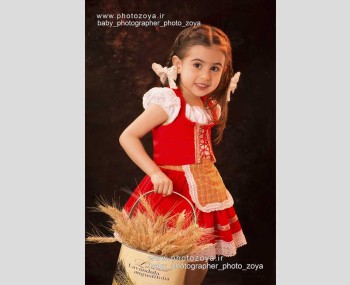 عکس کودک با تم روستایی آلمانی