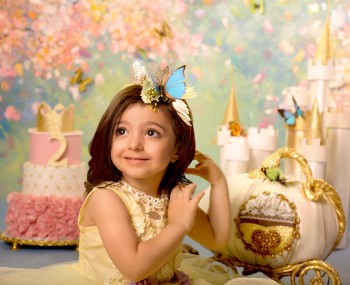 عکس کودک در تم سیندرلا و پروانه