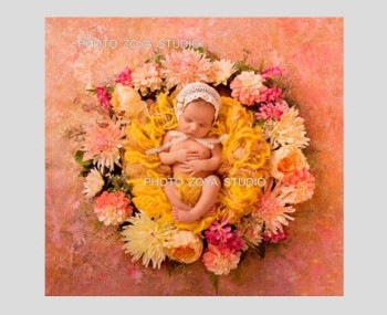 عکس نوزاد در دکور حلقه گل