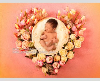 عکس نوزاد در تم قلب گل صورتی 