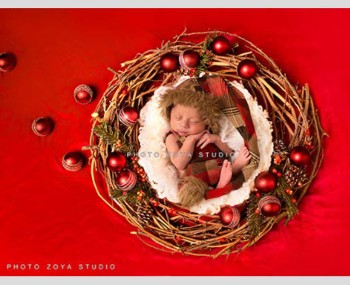 عکس نوزاد با تم حلقه کریسمس قرمز