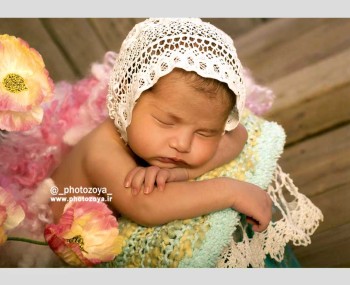 عکس نوزاد در تم سطل با گل