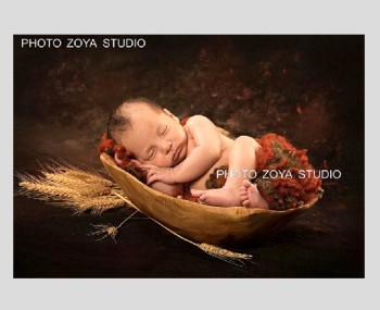 عکس نوزاد با تم ظرف چوبی 