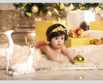 عکس کودک با تم کریسمس طلایی