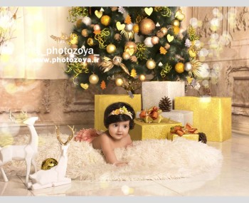 عکس کودک با دکور کریسمس طلایی